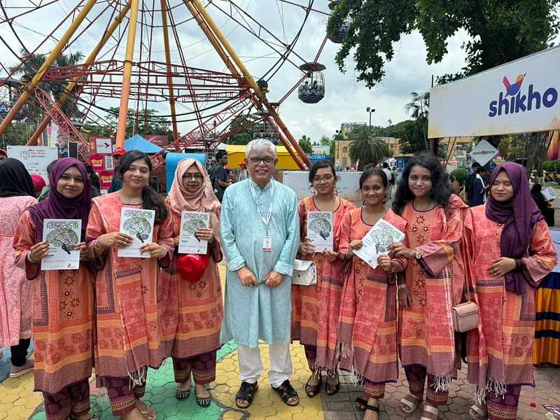 জিপিএ-৫ উৎসবে মানিকগঞ্জ সরকারি বালিকা উচ্চবিদ্যালয় থেকে কয়েকজন কৃতী শিক্ষার্থী এসেছে একই রকম নতুন জামা পরে। প্রথম আলোর ব্যবস্থাপনা সম্পাদক ও কথাসাহিত্যিক আনিসুল হকের সঙ্গে ছবি তুলছে তারা